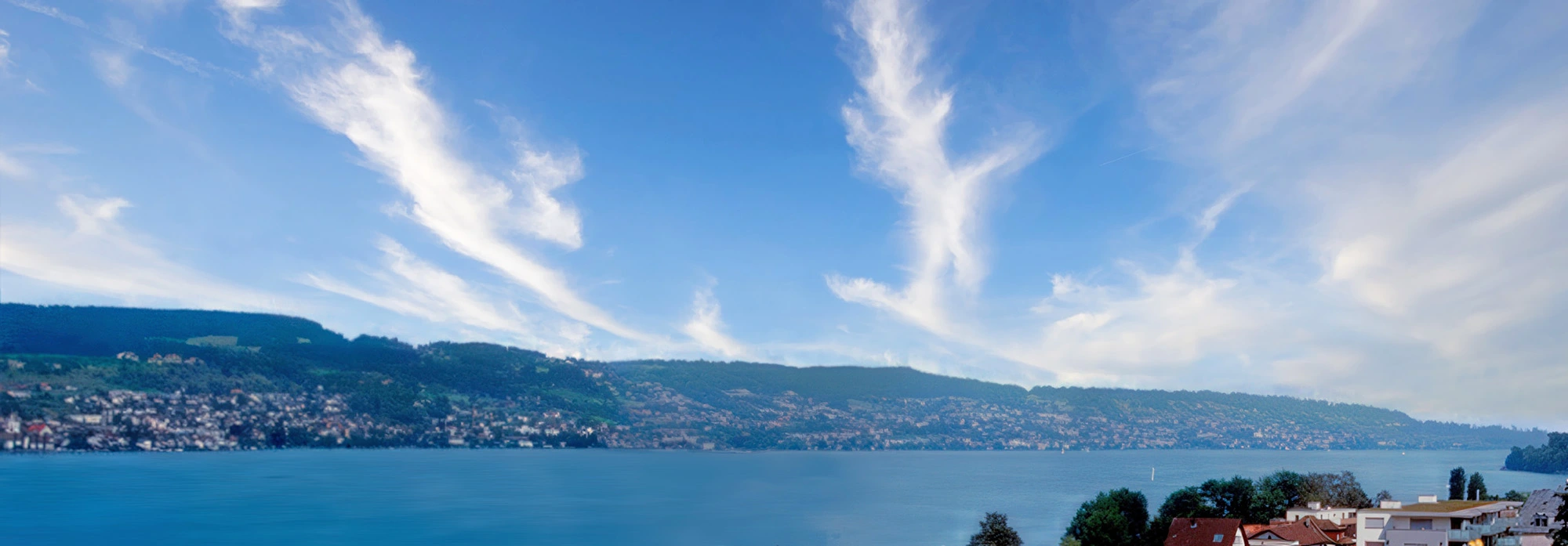 Moderner Wohnraum in Horgen am Zürichsee mit Panoramafenster und Seesicht